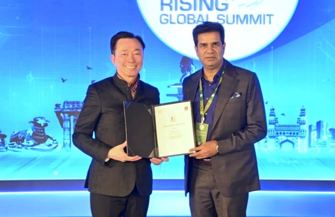 Ông Phạm Sanh Châu (trái), Tổng giám đốc Vingroup châu Á kiêm Tổng giám đốc VinFast châu Á và ông Sanjay Kumar, Thứ trưởng Bộ Công Thương, Chính quyền Bang Telangana tại buổi lễ ký kết. Ảnh: Vingroup