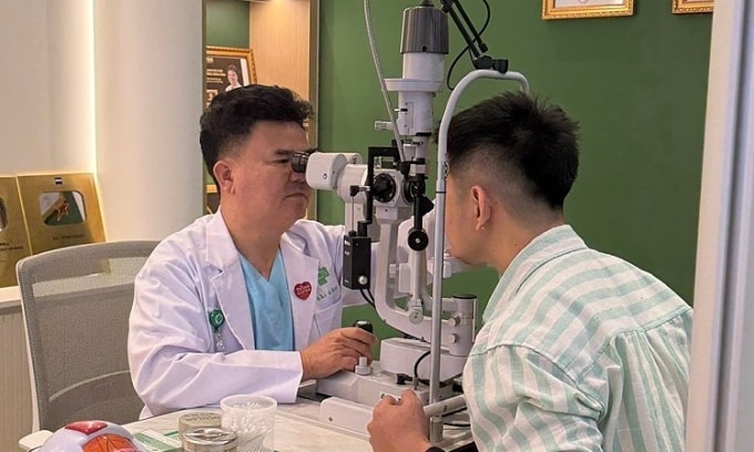 Bác sĩ Minh thăm khám cho bệnh nhân. Ảnh: Bệnh viện cung cấp