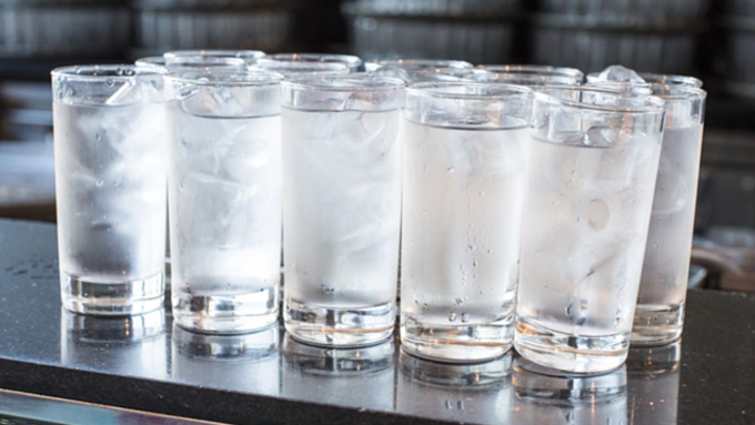 Nhai đá sau khi hết đồ uống là con đường nhanh nhất dẫn đến hư hỏng men răng. Ảnh: Today Show