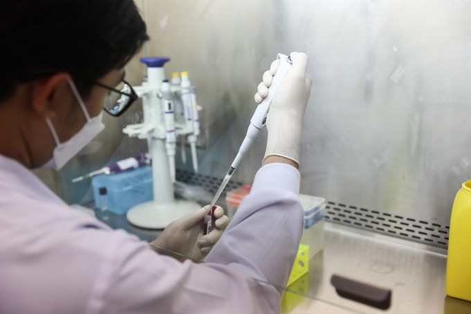Xét nghiệm cho bệnh nhân. Ảnh: Quỳnh Trần