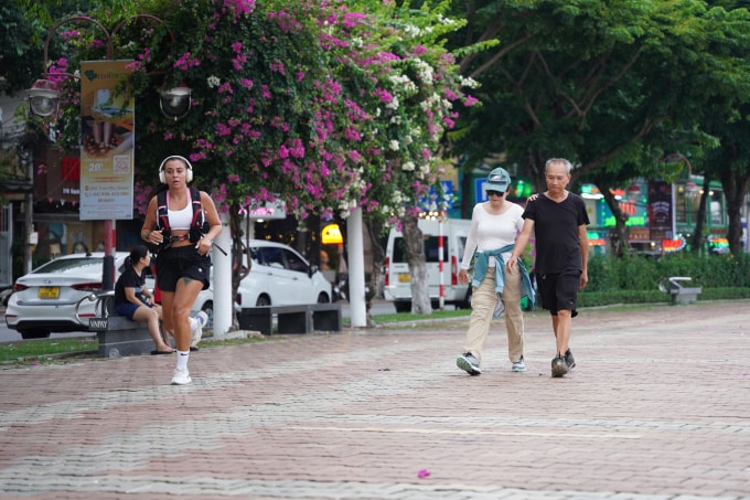 Chỉ cần 20 đến 30 phút đi bộ, giãn cơ (stretching) hoặc yoga cũng giúp giảm viêm và hỗ trợ khả năng loại bỏ các tế bào bị tổn thương. Ảnh: Nguyễn Đông