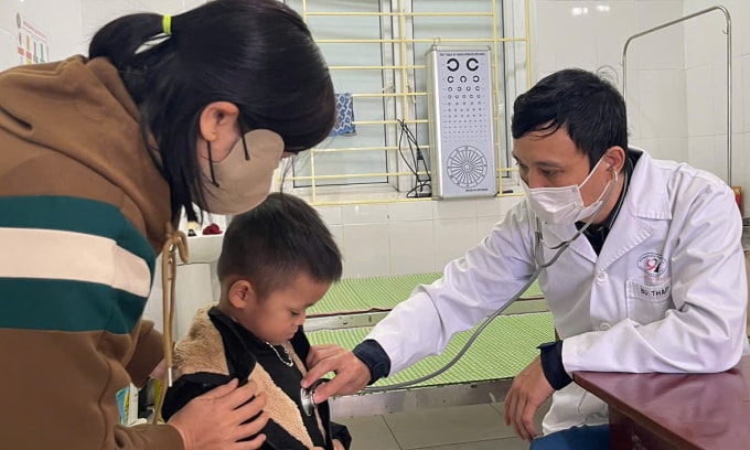 Một bé trai được các bác sĩ khám sàng lọc tim mạch. Ảnh: Quang Hùng