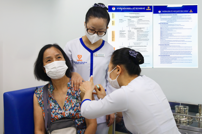 Người cao tuổi tiêm vaccine phòng bệnh lây qua đường hô hấp tại Hệ thống Tiêm chủng VNVC. Ảnh: Mộc Thảo