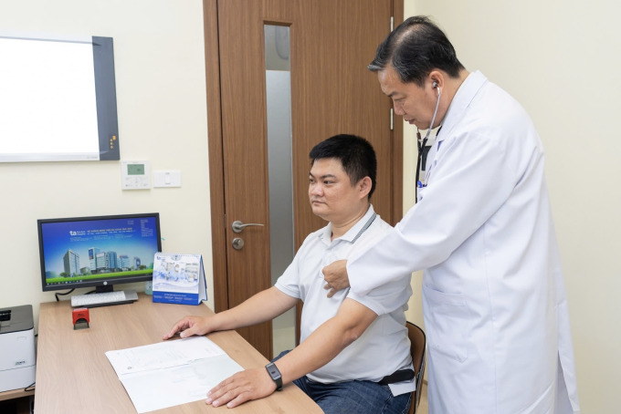 Bác sĩ Quang Minh đang khám cho người bệnh. Ảnh minh họa: Bệnh viện Đa khoa Tâm Anh