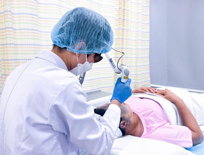 Bác sĩ sử dụng laser pico điều trị vết bớt sắc tố trên mặt cho chị Phúc. Ảnh: Bệnh viện Đa khoa Tâm Anh