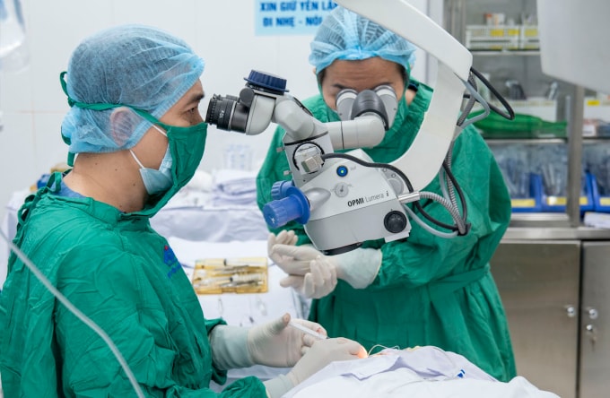 BS.CK2 Lâm Minh Vinh, Trưởng Khoa Giác mạc, Bệnh viện Mắt TP HCM, ghép giác mạc cho bệnh nhân. Ảnh: Phượng Linh