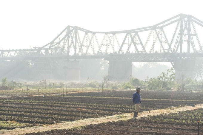 Cầu Long Biên (Hà Nội) chìm trong lớp bụi mịn, chất lượng không khí xuống thấp. Ảnh: Hoàng Giang