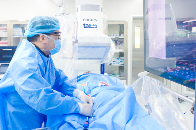 Bác sĩ Phúc can thiệp bít lỗ thông liên nhĩ cho bệnh nhân. Ảnh minh họa: Huyền Vũ