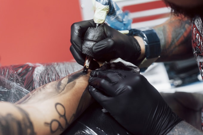 Xăm mình có thể ảnh hưởng tới hiệu quả của một số loại vaccine. Ảnh: Vecteezy