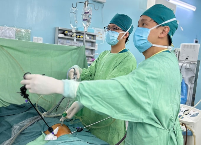 Bác sĩ phẫu thuật nội soi cho bé trai. Ảnh: Bệnh viện cung cấp