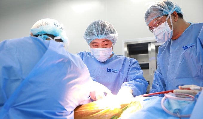 Bác sĩ Lộc (giữa) thay khớp háng cho người bệnh cao tuổi. Ảnh minh họa: Bệnh viện Đa khoa Tâm Anh