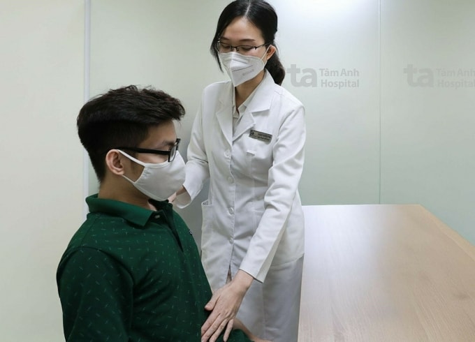 Bác sĩ Phương khám cho người bệnh. Ảnh minh họa: Bệnh viện Đa khoa Tâm Anh