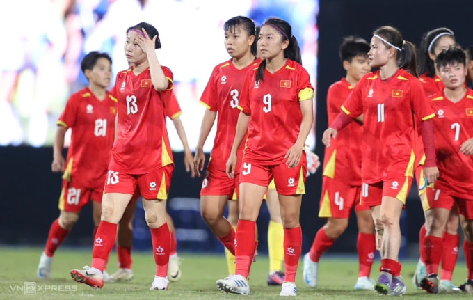 Các cầu thủ nữ Việt Nam thất vọng sau khi thua Philippines 0-1 ở lượt hai bảng B bóng đá nữ SEA Games 33, trên sân Chonburi, Thái Lan ngày 8/12/2025. Ảnh: Đức Đồng