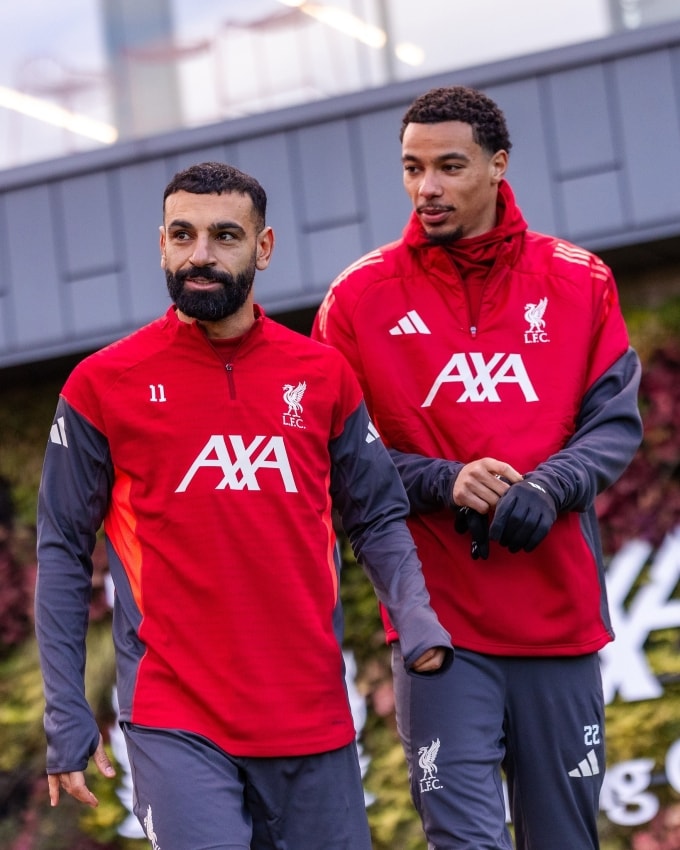 Salah (trái) trên sân tập AXA của Liverpool sáng 8/12. Ảnh: Liverpool FC