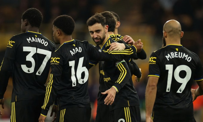 Bruno Fernandes mừng bàn ấn định tỷ số 4-1 cho Man Utd trước Wolverhampton trên sân Molineux, thành phố Wolverhampton, Vương quốc Anh tối 8/12/2025. Ảnh: Reuters