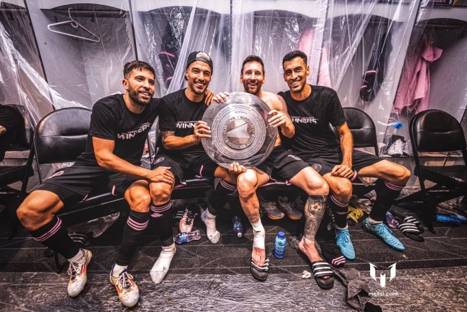 Messi (cởi trần) mừng chiếc cup Suppoters Shield dành cho đội nhiều điểm nhất vòng bảng MLS mùa 2024. Ảnh: Messi.com