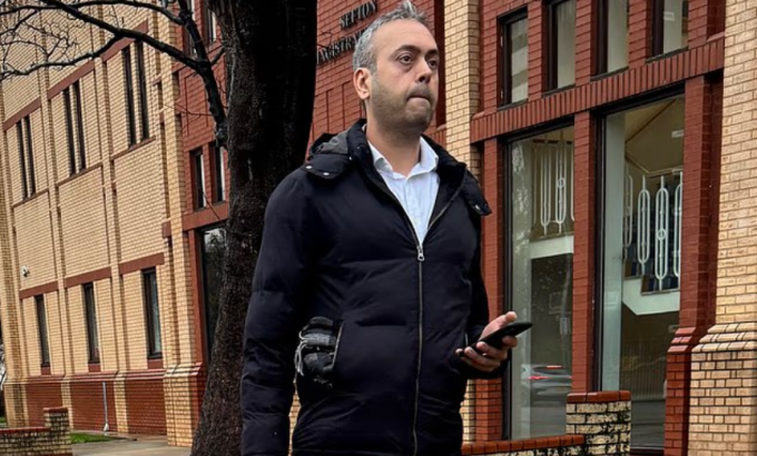 Doanh nhân người Anh Mangal Dalal, 42 tuổi, chia sẻ số điện thoại di động và mã bưu điện của mình, đồng thời mời Marie Hobinger đến thăm anh. Ảnh: Cavendish Press