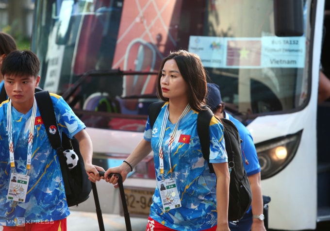 Các cầu thủ Việt Nam đến sân Chonburi trước trận thua Philippines 0-1 ở lượt hai bảng B bóng đá nữ SEA Games 33, chiều ngày 8/12/2025. Ảnh: Đức Đồng
