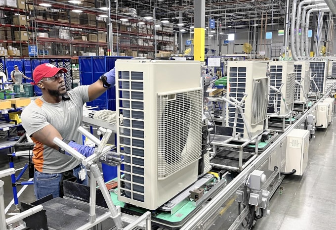 Công nhân làm việc trong nhà máy sản xuất điều hòa tại bang Texas, ngày 15/10. Ảnh: AFP