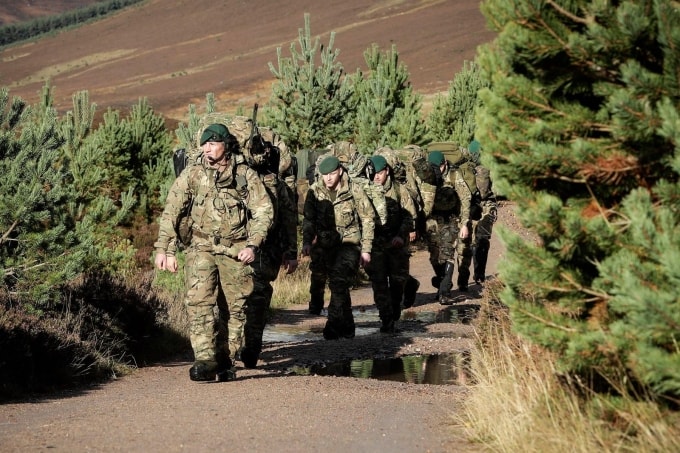 Thủy quân lục chiến Hoàng gia Anh trong một cuộc yomp qua Cairngorms ở Cao nguyên Scotland. Ảnh: Royal Marines