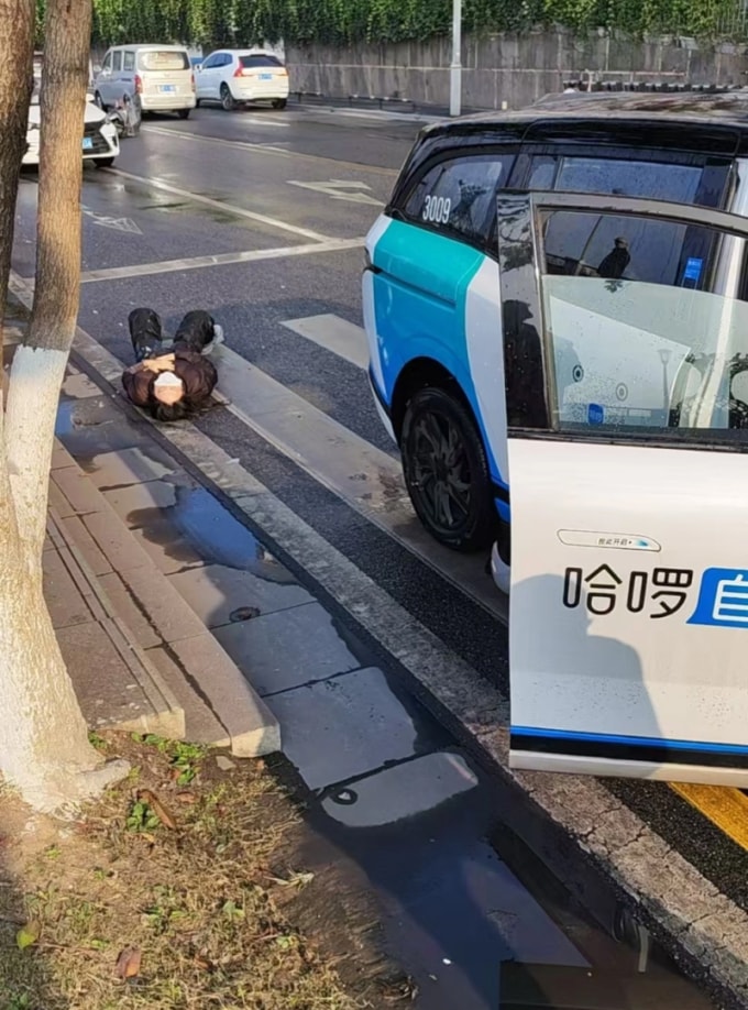 Một trong số hai nạn nhân nằm ngay phía sau xe. Ảnh: Weibo