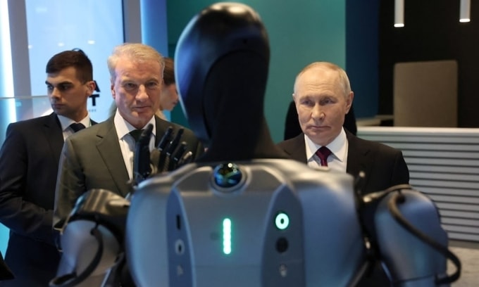 Tổng thống Nga quan sát một robot khi tham dự hội nghị về trí tuệ nhân tạo AI Journey ở Moskva hồi tháng 11. Ảnh: Reuters