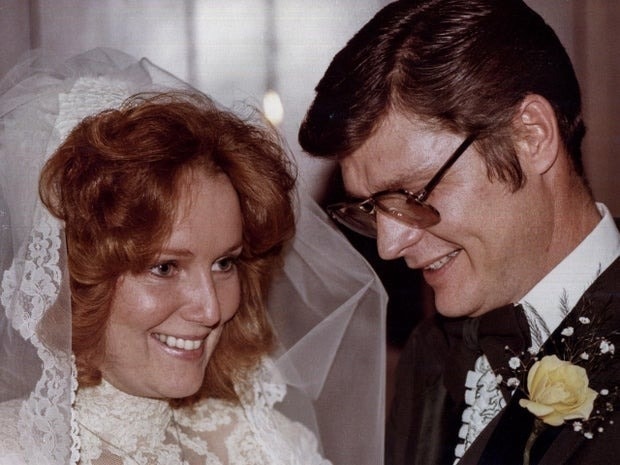 Lee Hartley (phải) và Pamela Johnson trong đám cưới. Ảnh: NCIS