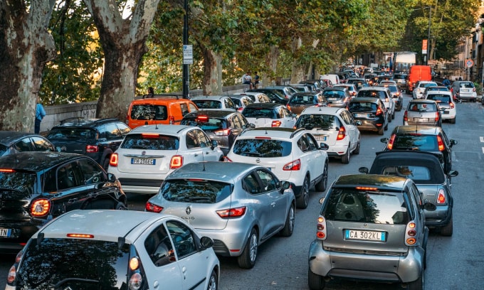 Ôtô xếp 4 hàng trên một con phố ở Rome, Italy. Ảnh: Funweek