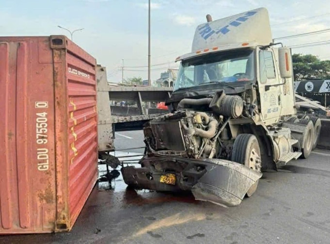 Container lật ngang quốc lộ 51. Ảnh: Thái Hà