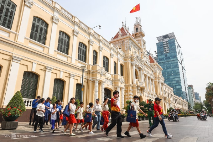 Du khách tham quan trụ sở UBND TP HCM. Ảnh: Quỳnh Trần