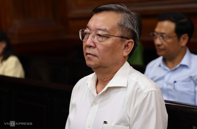 Ông Lê Hồng Sơn được cho tại ngoại đến dự tòa. Ảnh: Trần Quỳnh