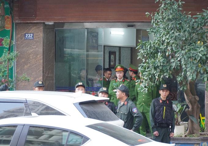 Hiệu vàng Lan Hương chiều 9/12 cũng có rất đông công an xuất hiện song nhà chức trách chưa công bố lý do. Ảnh: Lê Hoàng