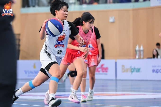 Vũ Dương Bảo Thy trong trận chung kết giải bóng rổ trẻ VnExpress 2025 - Cup Ziaja, hôm 7/12. Ảnh: VYB