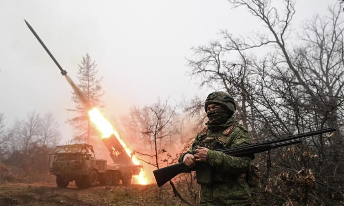 Pháo phản lực BM-27 Uragan Nga tập kích vị trí Ukraine ngày 28/11. Ảnh: BQP Nga