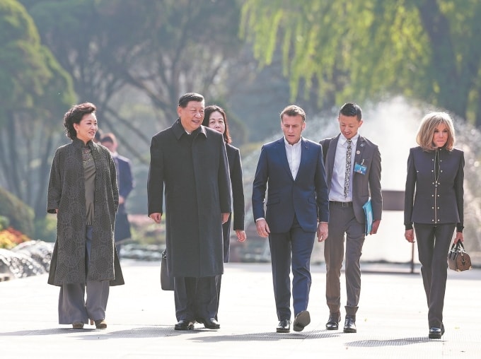 Chủ tịch Tập Cận Bình và phu nhân (bên trái) đi dạo cùng Tổng thống Pháp Emmanuel Macron và phu nhân tại Đô Giang Yển ở Thành Đô, tỉnh Tứ Xuyên ngày 5/11. Ảnh: Xinhua