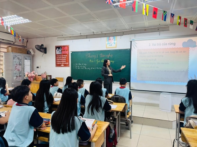 Giáo viên và học sinh trường THCS Thanh Xuân Trung. Ảnh: Nhà trường cung cấp