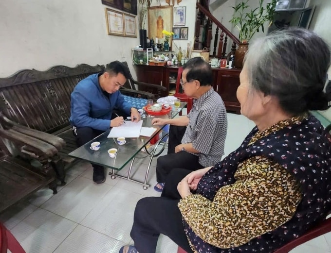 Công an phường Thành Đông giải thích cho cụ ông về thủ đoạn của các đối tượng lừa đảo. Ảnh: Xuân Hoa