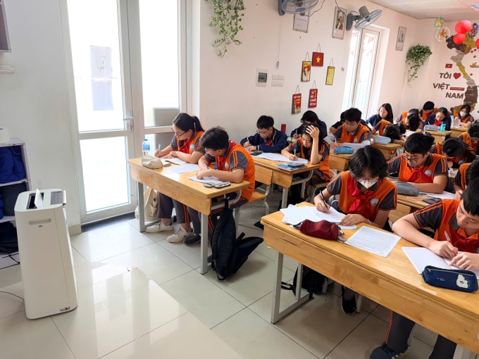 Các lớp học tại trường THCS Thanh Xuân Trung được phụ huynh cho mượn máy lọc không khí, dùng trong những ngày Hà Nội ô nhiễm. Ảnh: Nhà trường cung cấp