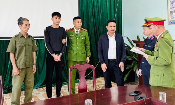 Công an đọc lệnh bắt Nguyễn Thanh Sơn. Ảnh: Công an xã Hòa Trạch