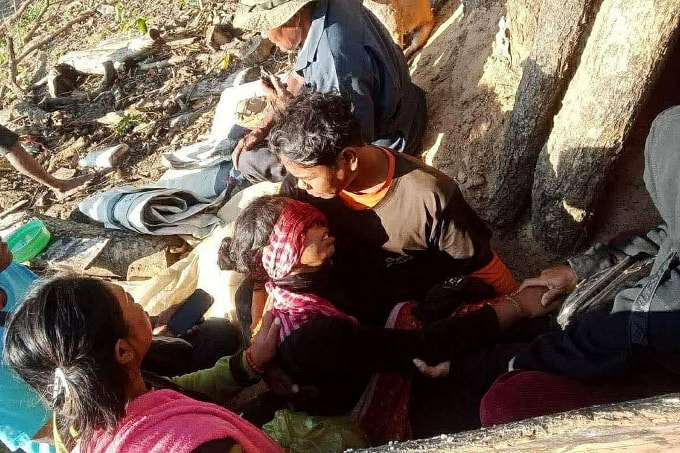 Dân thường Campuchia bị thương sau các cuộc đụng độ ở tỉnh biên giới Oddar Meanchey hôm 8/12. Ảnh: AKP