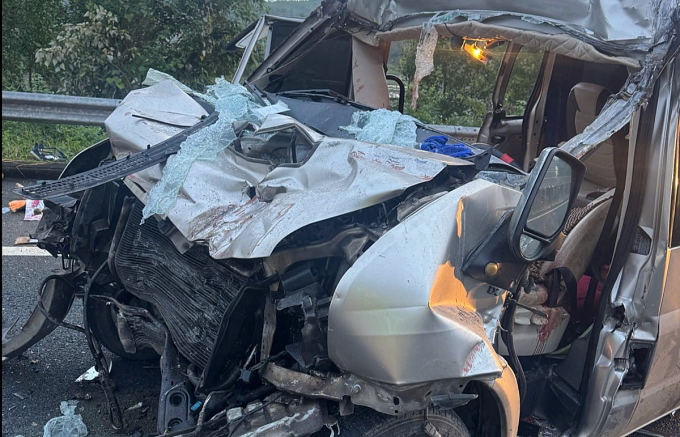 Phần đầu xe khách biến dạng hoàn toàn. Ảnh: Cục Cảnh sát giao thông