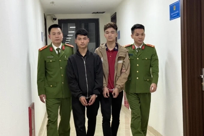 Hai nghi can Nguyên (áo đen) và Quang Anh bị bắt. Ảnh: Lam Sơn