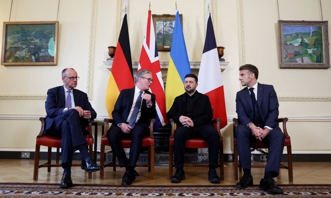Từ trái sang qua, Thủ tướng Đức Friedrich Merz, Thủ tướng Anh Keir Starmer, Tổng thống Ukraine Volodymyr Zelensky và Tổng thống Pháp Emmanuel Macron trong cuộc gặp tại số 10 phố Downing, London, ngày 8/12. Ảnh: Reuters