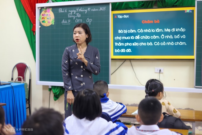 Giáo viên, học sinh trường Tiểu học Hưng Lợi, xã Lam Thành, tỉnh Nghệ An, trong một giờ học, tháng 10/2025. Ảnh: Đức Hùng