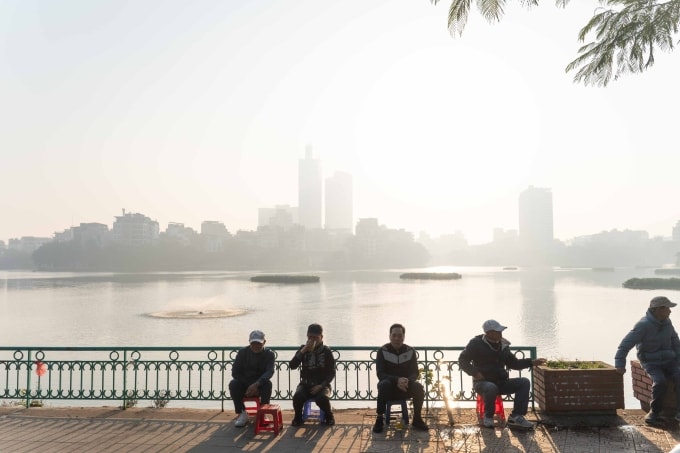 Bầu trời Hà Nội có nắng nhưng không trong xanh. Ảnh: Hoàng Giang