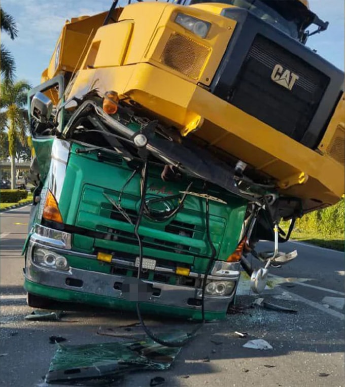 Xe ben đè bẹp cabin xe tải. Ảnh: NST