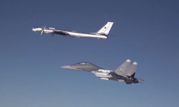 Oanh tạc cơ Tu-95MS Nga (trên) và tiêm kích J-16 Trung Quốc tuần tra chung hồi năm 2022. Ảnh: BQP Trung Quốc
