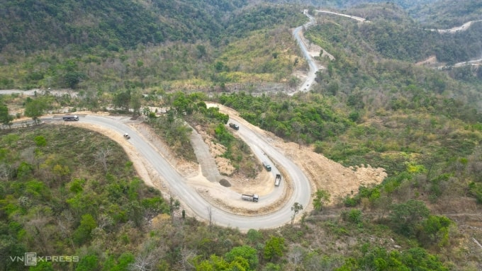 Xe đang thi công đèo Đại Ninh thuộc dự án nâng cấp cái tạo quốc lộ 28B, hồi tháng 3. Ảnh: Việt Quốc