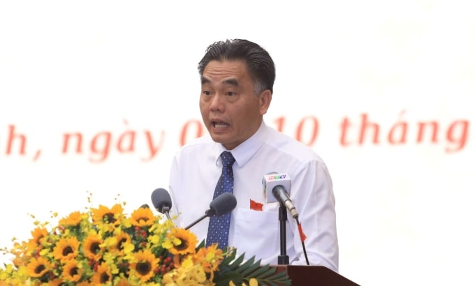 Phó chủ tịch UBND TP HCM Nguyễn Lộc Hà báo cáo tại kỳ họp, sáng 9/12. Ảnh: An Phương