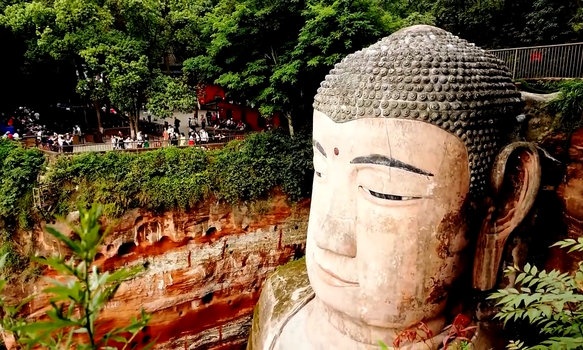 Tượng Phật khắc trong núi đá lớn nhất thế giới